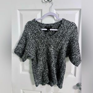 Short sleeve sweater. Size Small. Perfect for sweater weather 🍁 🎃